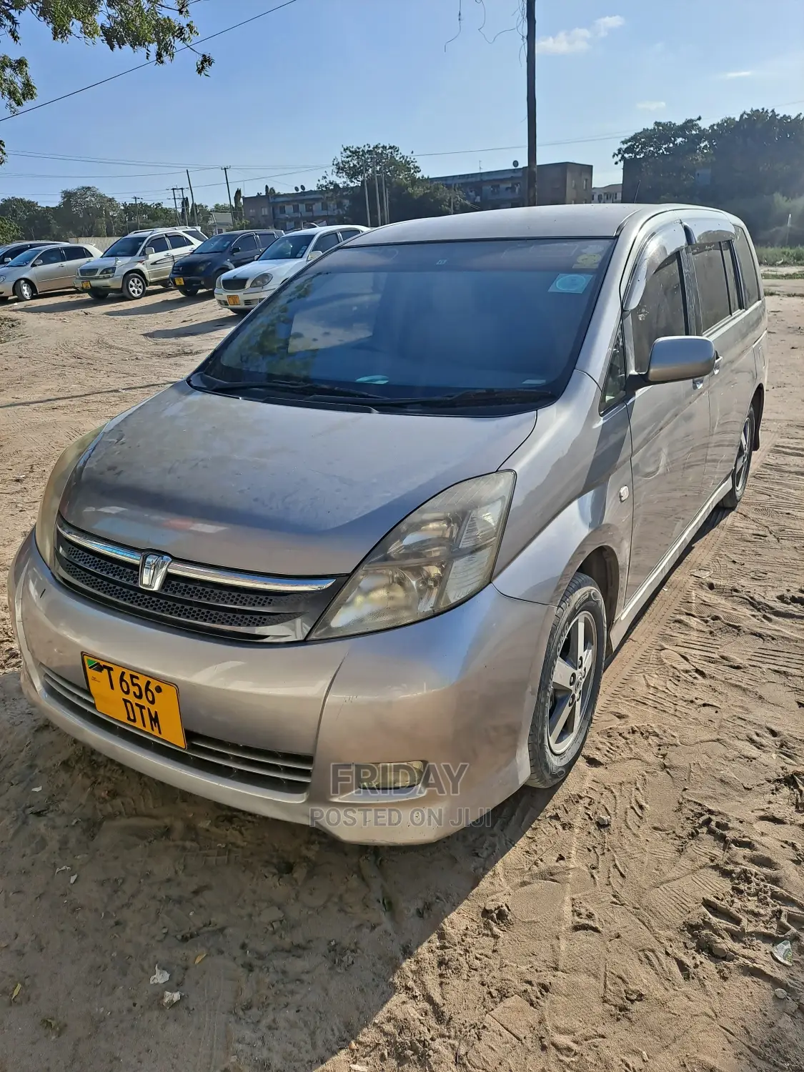 Toyota ISIS 1.8 L 2005 Gold