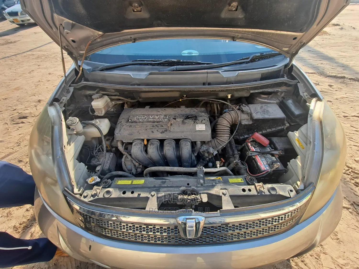 Toyota ISIS 1.8 L 2005 Gold