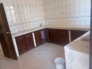 3bdrm Block of Flats in Madina Street for rent