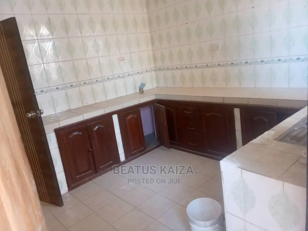 3bdrm Block of Flats in Madina Street for rent