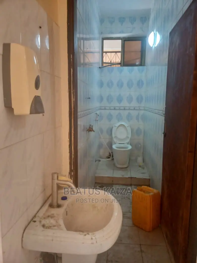 3bdrm Block of Flats in Madina Street for rent