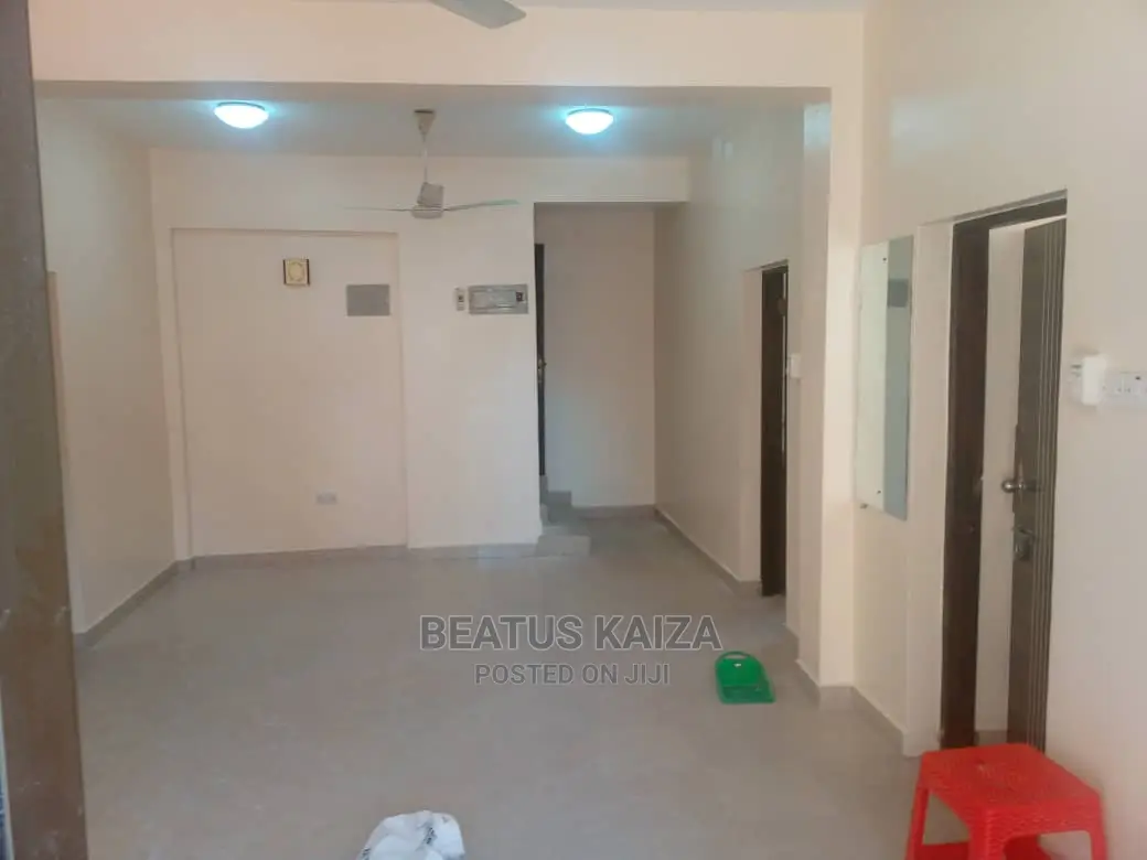 3bdrm Block of Flats in Madina Street for rent