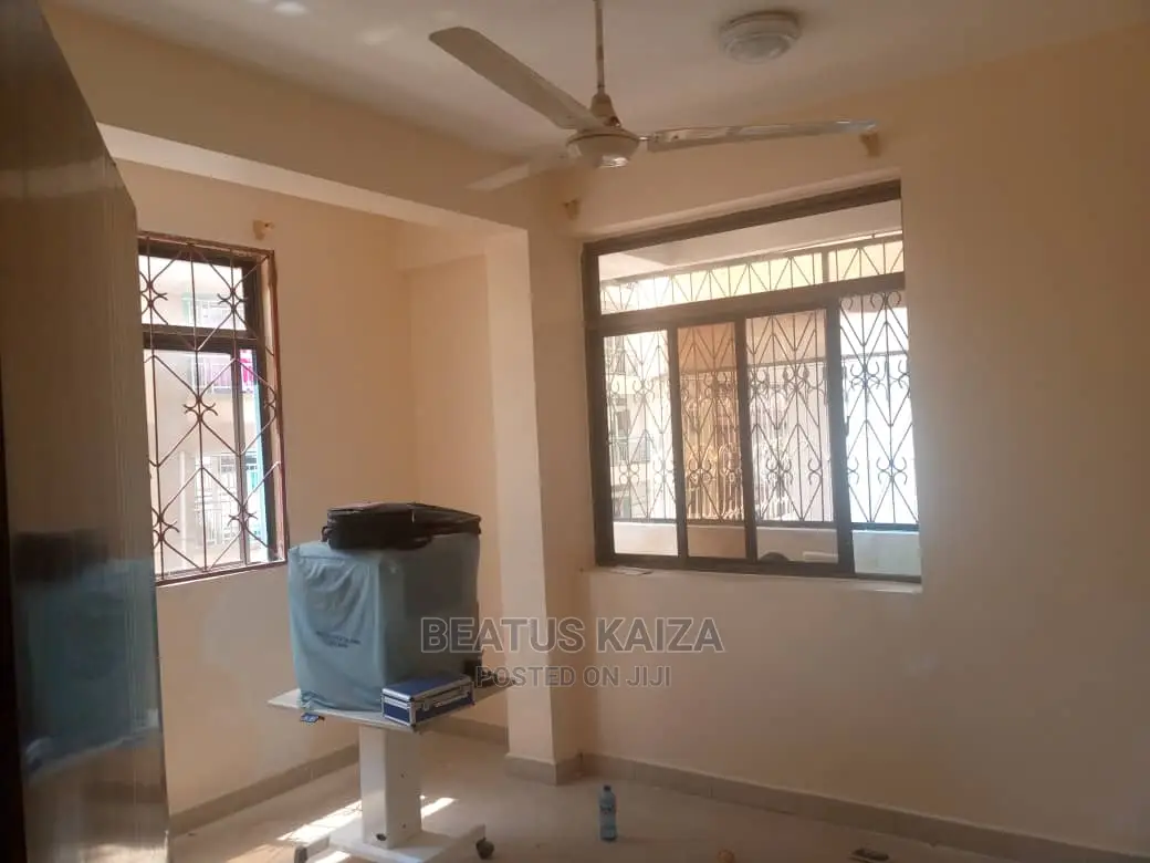 3bdrm Block of Flats in Madina Street for rent