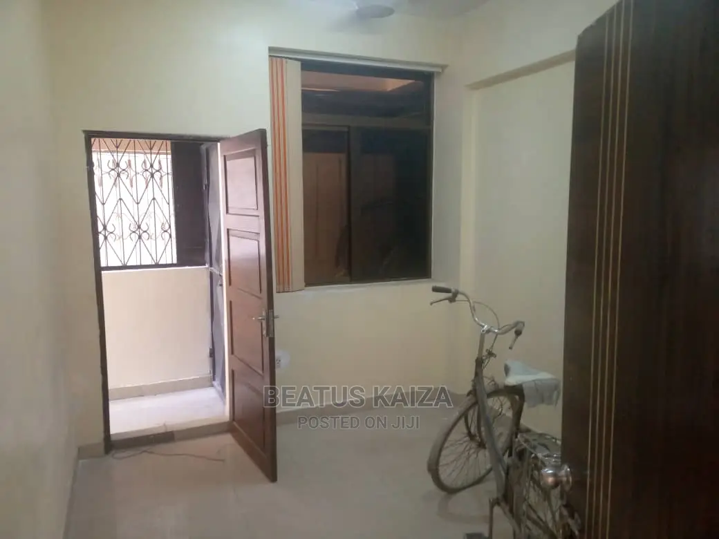 3bdrm Block of Flats in Madina Street for rent