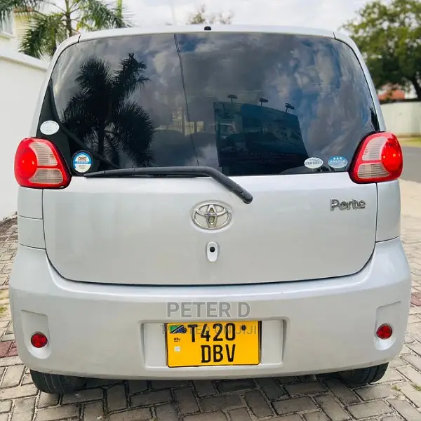 Toyota Porte 2005 Silver