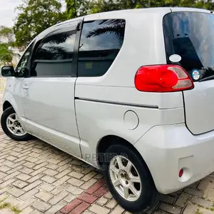 Toyota Porte 2005 Silver