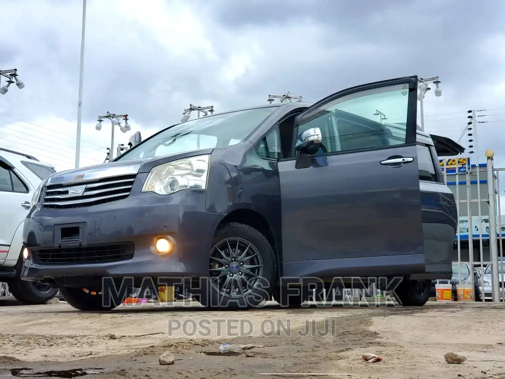 Toyota Noah 2010 Gray