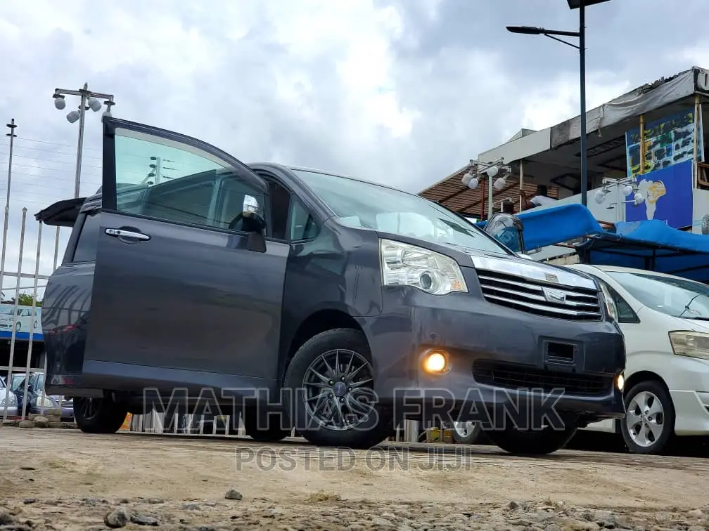 Toyota Noah 2010 Gray