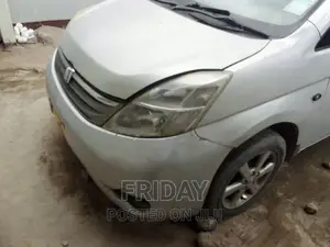 Toyota ISIS 1.8 L 2004 Silver