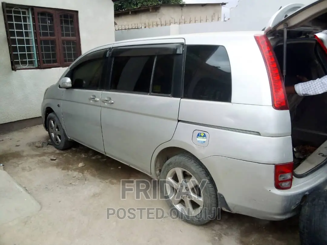 Toyota ISIS 1.8 L 2004 Silver