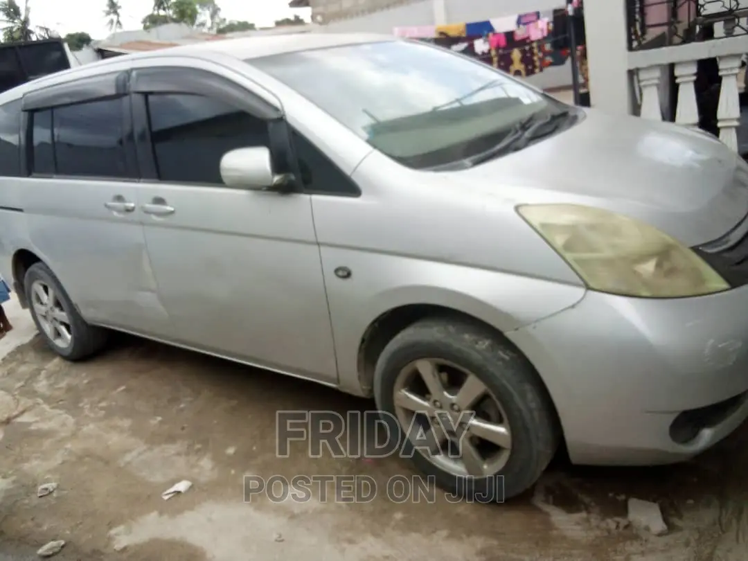 Toyota ISIS 1.8 L 2004 Silver