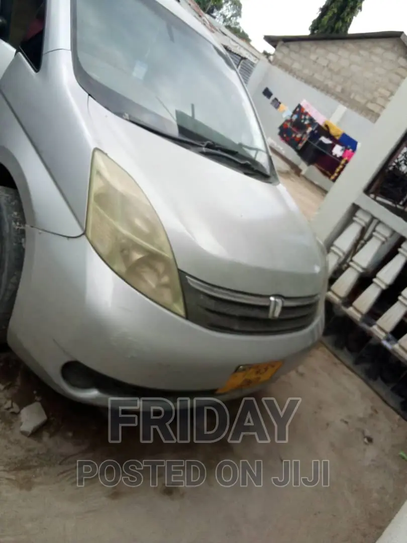 Toyota ISIS 1.8 L 2004 Silver