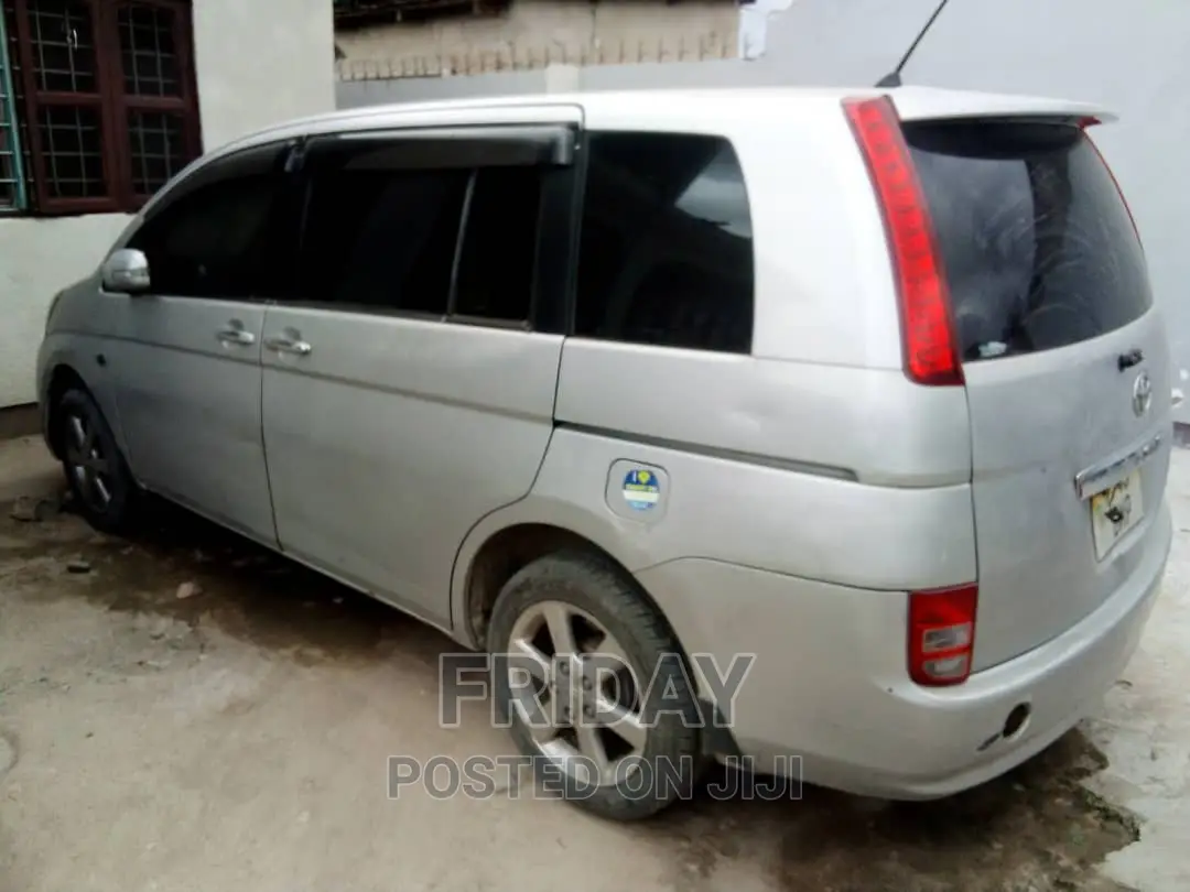 Toyota ISIS 1.8 L 2004 Silver