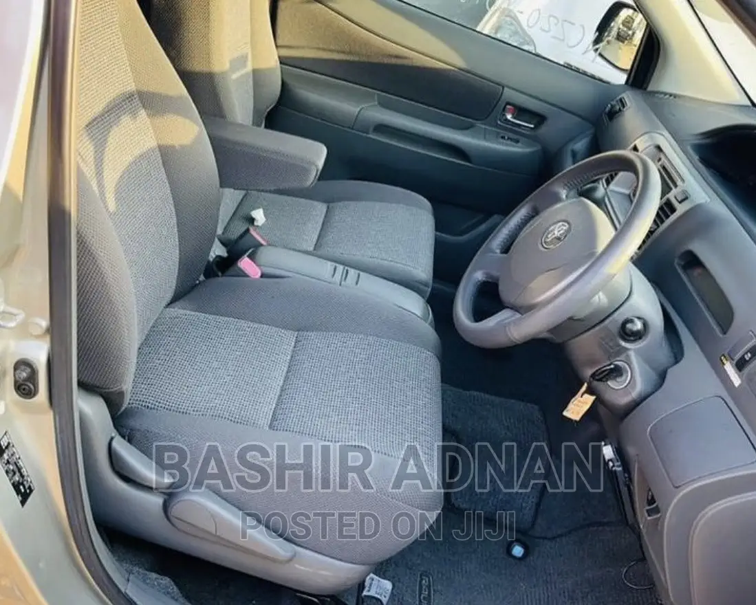 Toyota Raum 2005 Silver