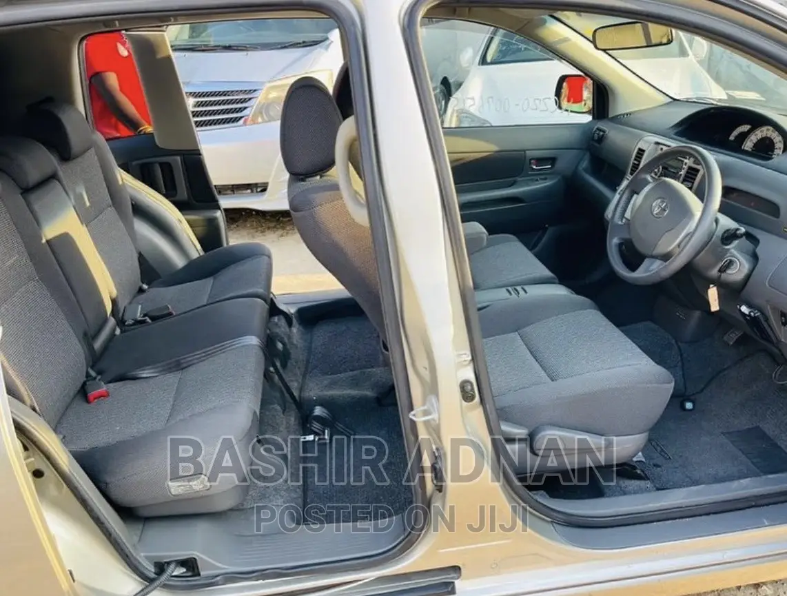 Toyota Raum 2005 Silver