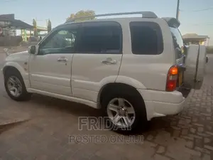 Suzuki Escudo 2005 White