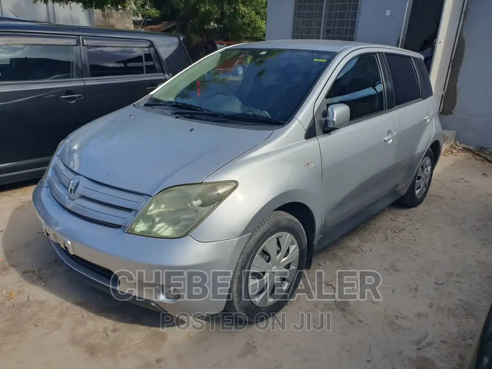 Toyota IST 2004 Silver