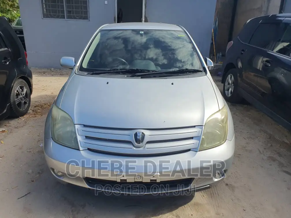 Toyota IST 2004 Silver
