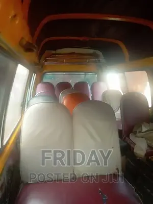 Toyota HiAce 2000 Yellow