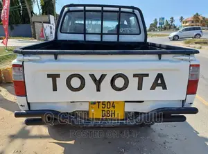 Toyota Hilux 2000 White
