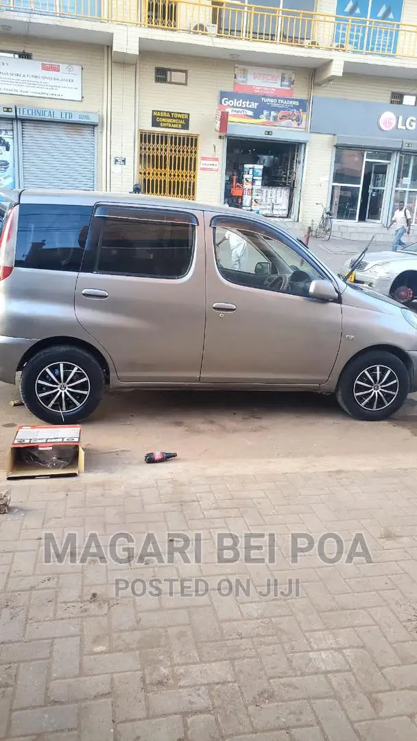 Toyota Fun Cargo 2002 Brown