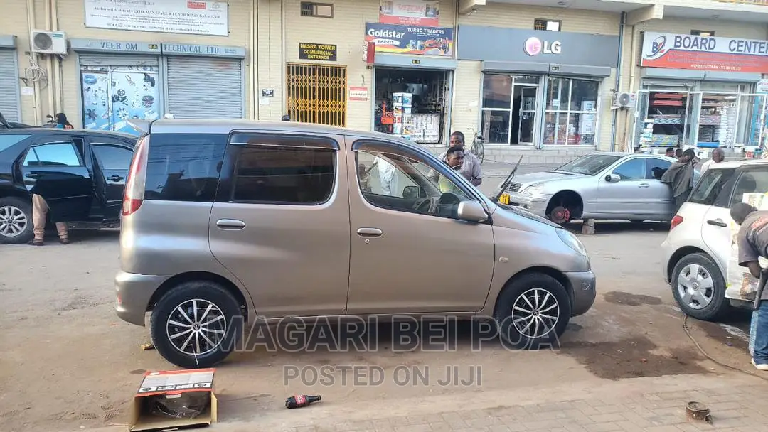 Toyota Fun Cargo 2002 Brown