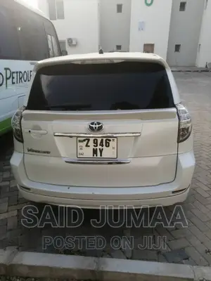 Toyota Vanguard 2012 White