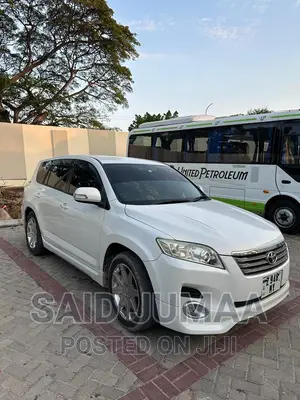 Toyota Vanguard 2012 White