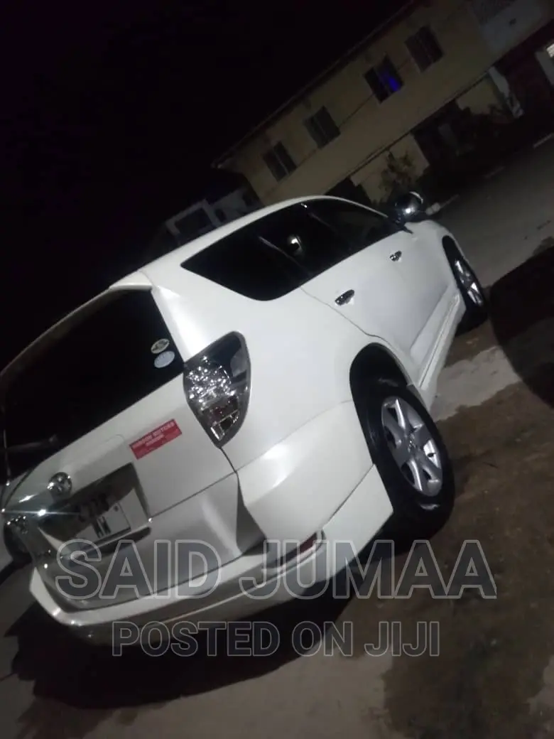 Toyota Vanguard 2010 White