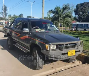 Toyota Hilux 2001 Black