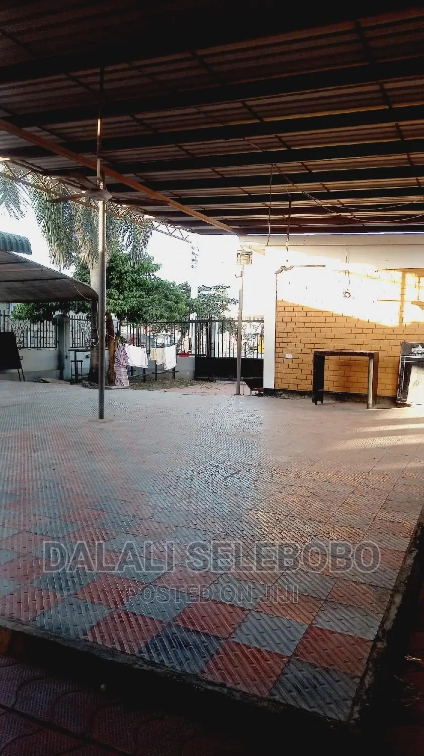 Restaurant Na Baa Inatizama Lami at Boko.