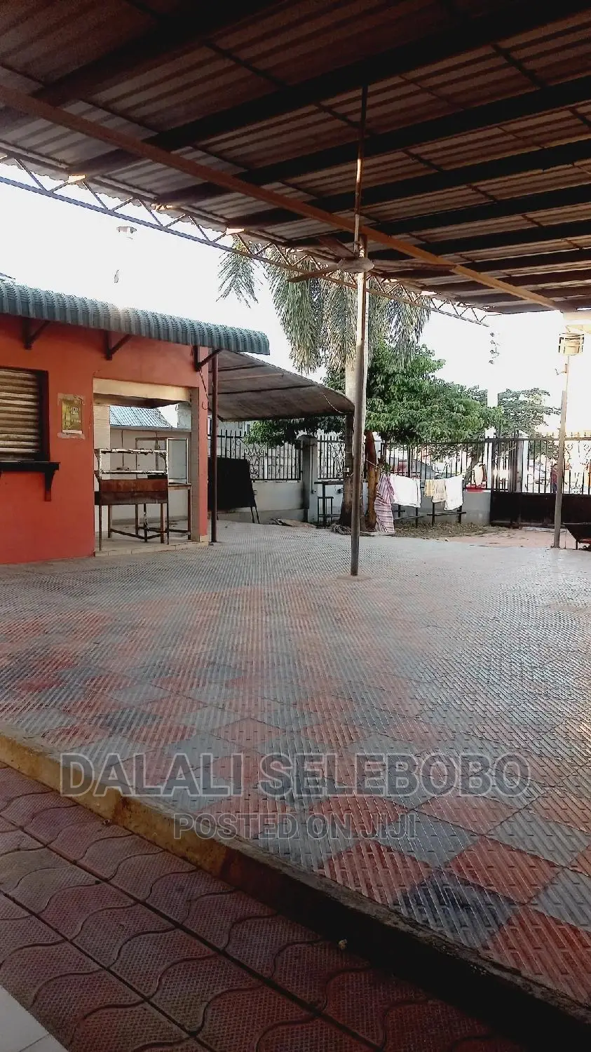 Restaurant Na Baa Inatizama Lami at Boko.