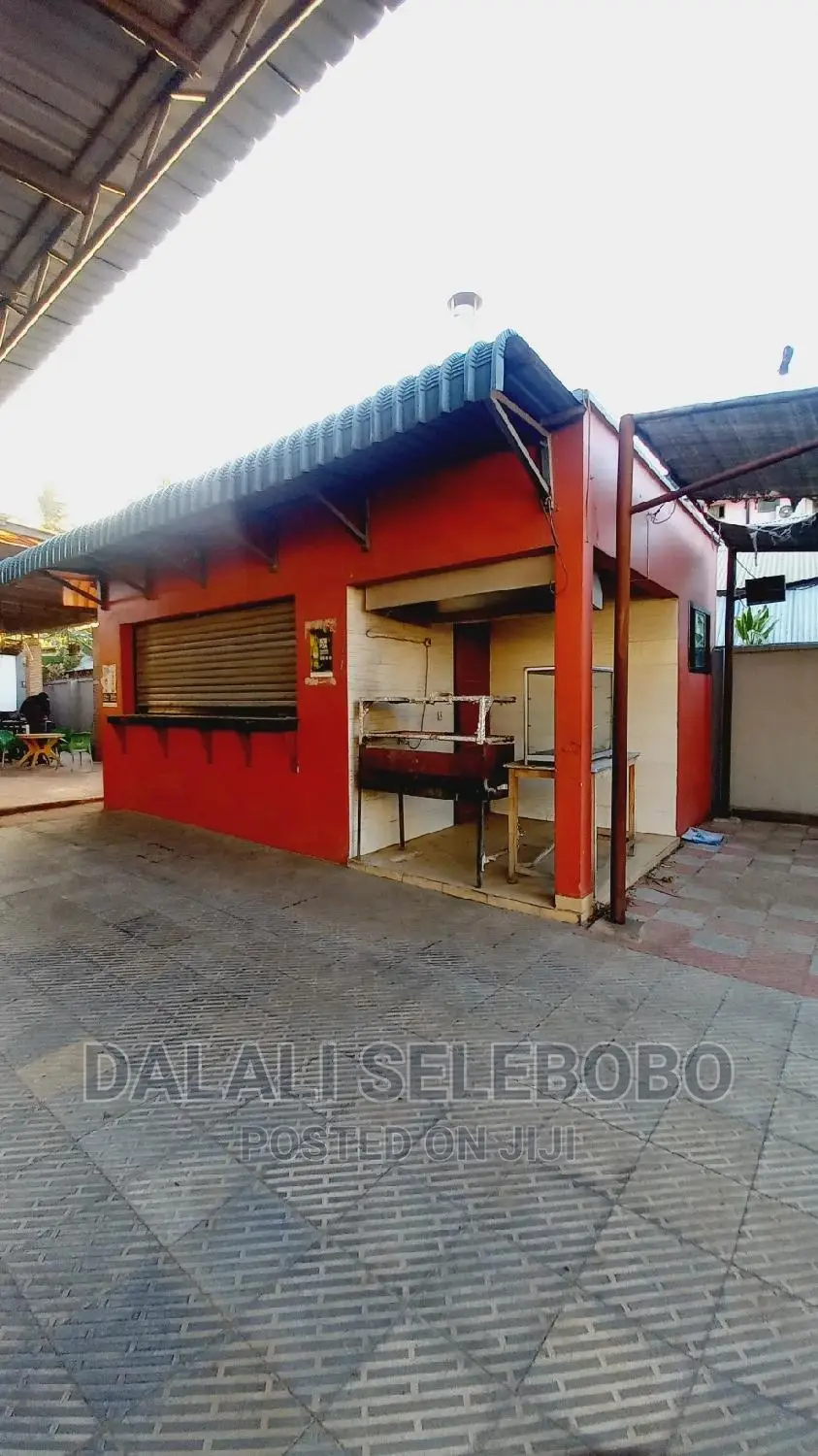 Restaurant Na Baa Inatizama Lami at Boko.