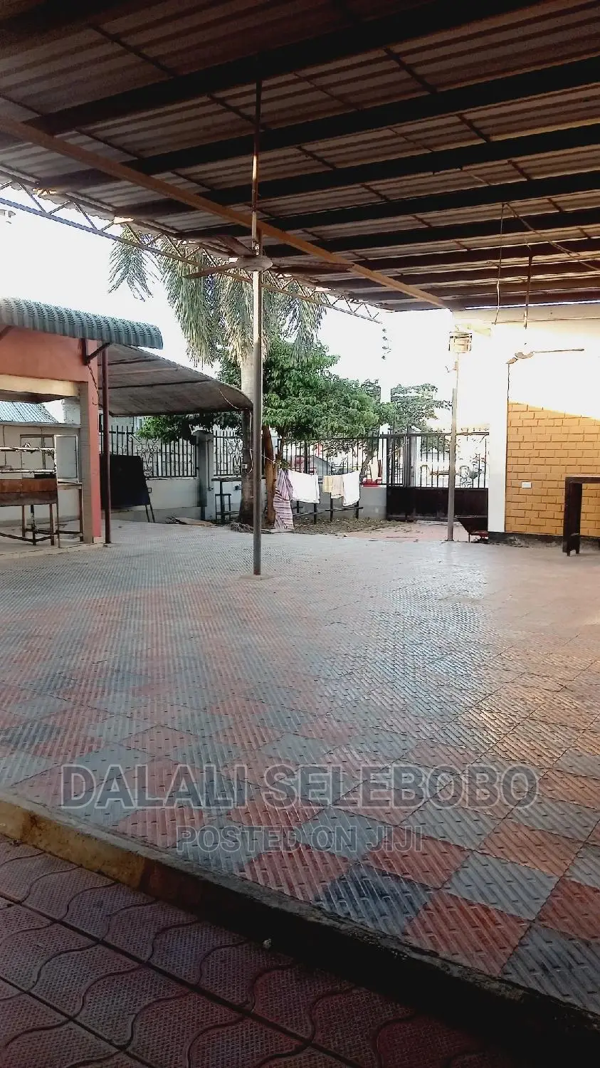 Restaurant Na Baa Inatizama Lami at Boko.