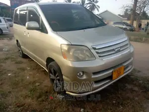 Toyota Noah 2004 Gold