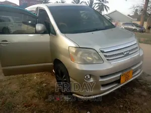 Toyota Noah 2004 Gold