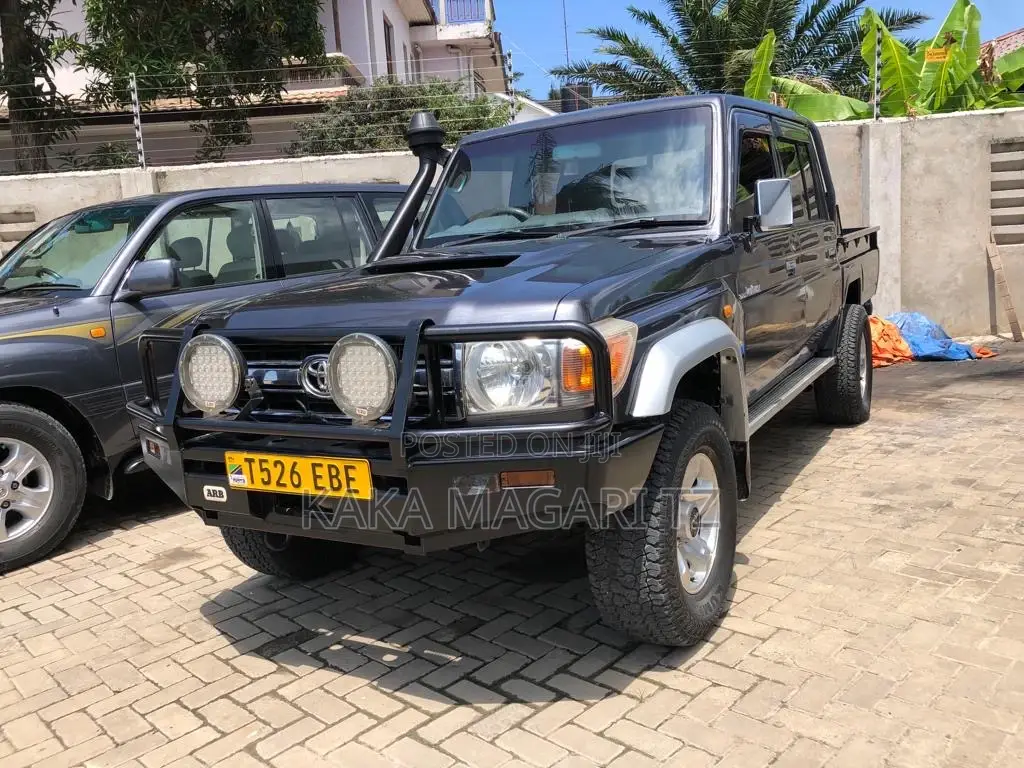 Toyota Land Cruiser 2013 Blue