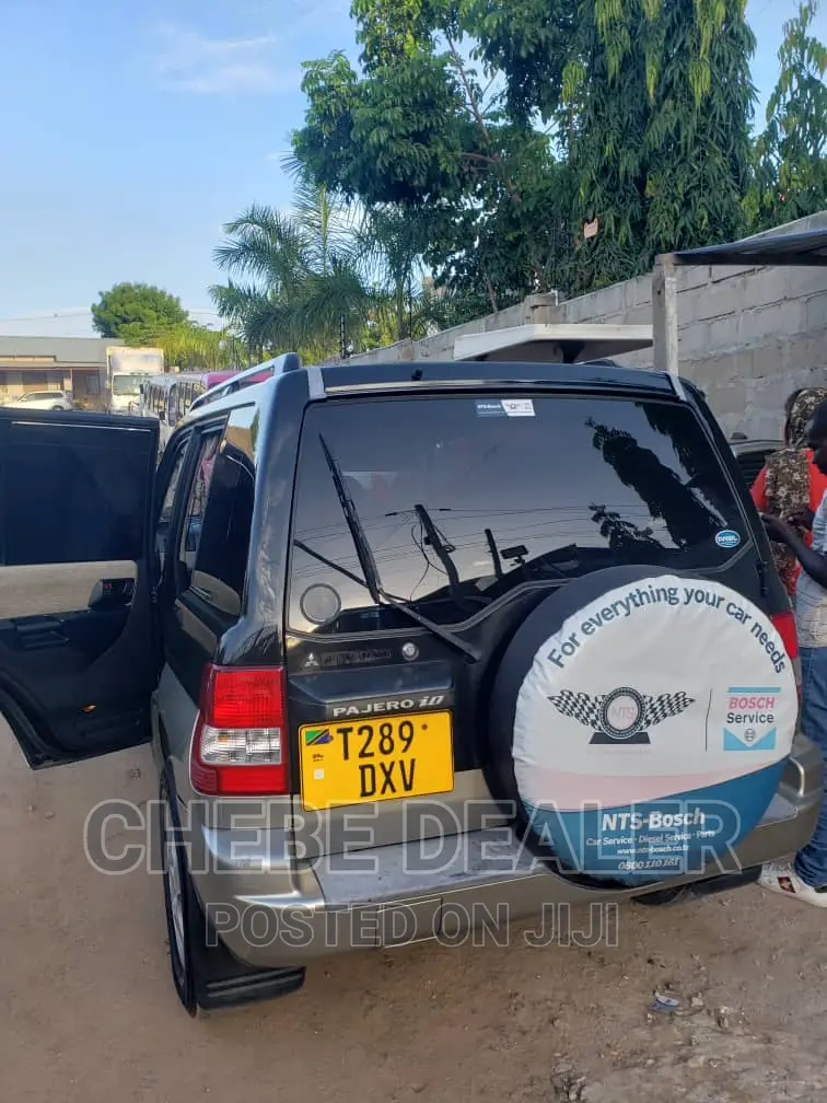 Mitsubishi Pajero 2000 Black