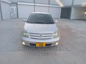 Toyota IST 2004 Silver