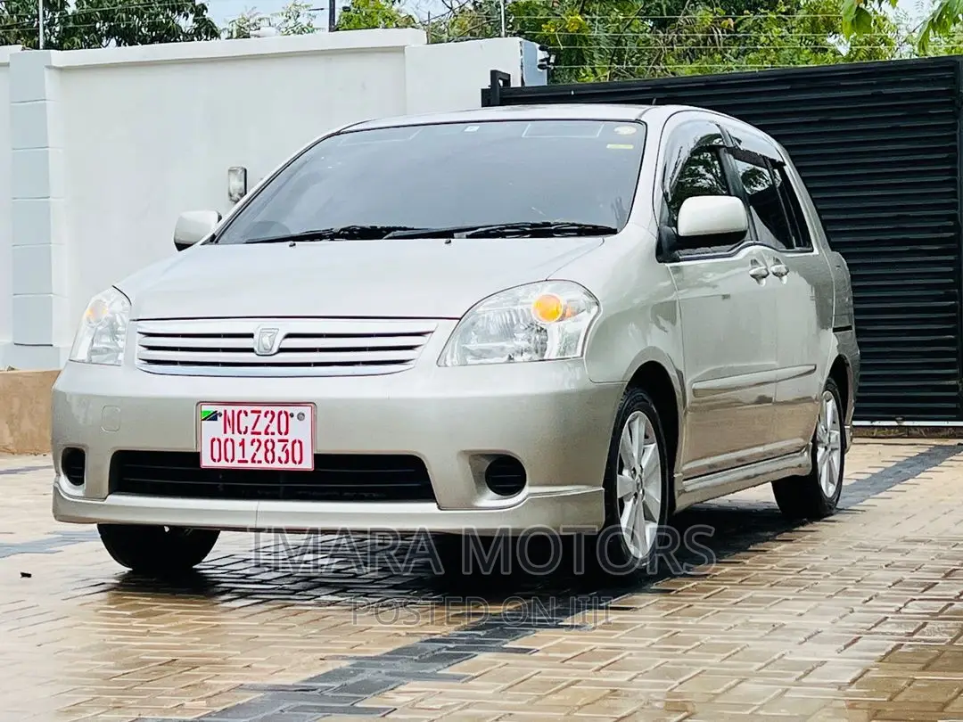Toyota Raum 2005 Silver