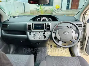 Toyota Raum 2005 Silver