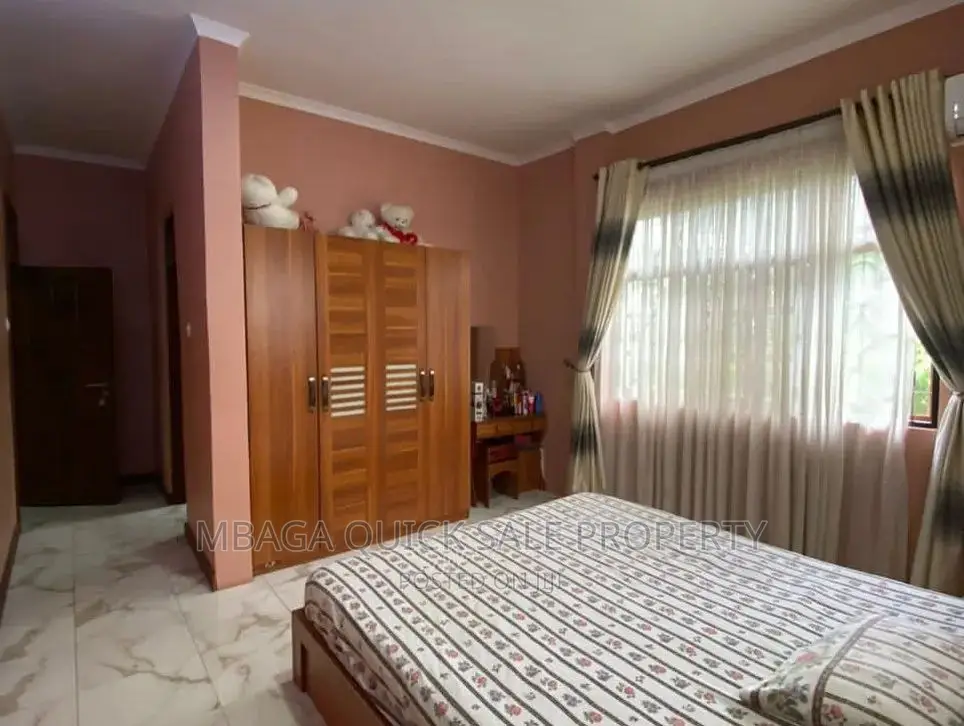 5bdrm House in Mbaga Estate, Bunju for sale