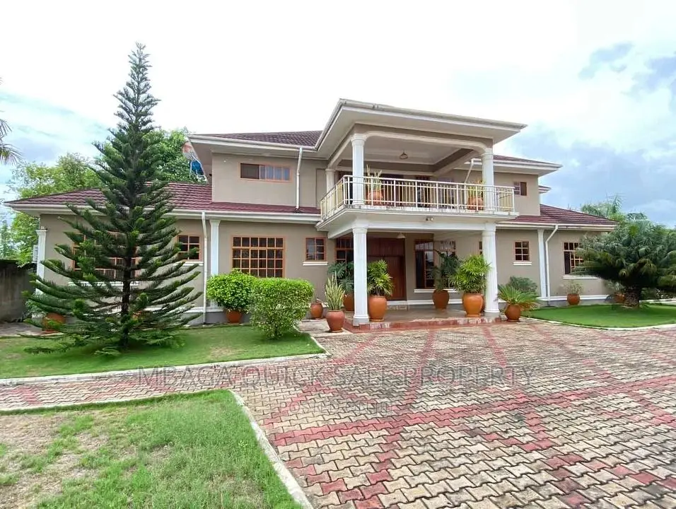 5bdrm House in Mbaga Estate, Bunju for sale