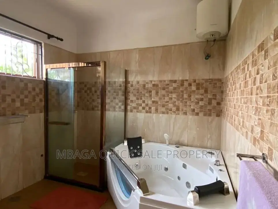 5bdrm House in Mbaga Estate, Bunju for sale