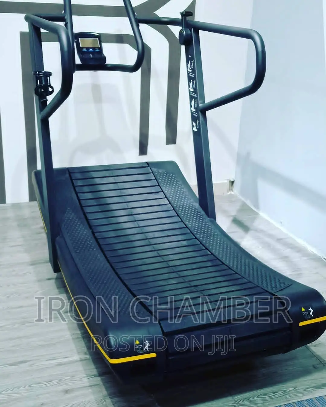 Curved Manual Treadmill.