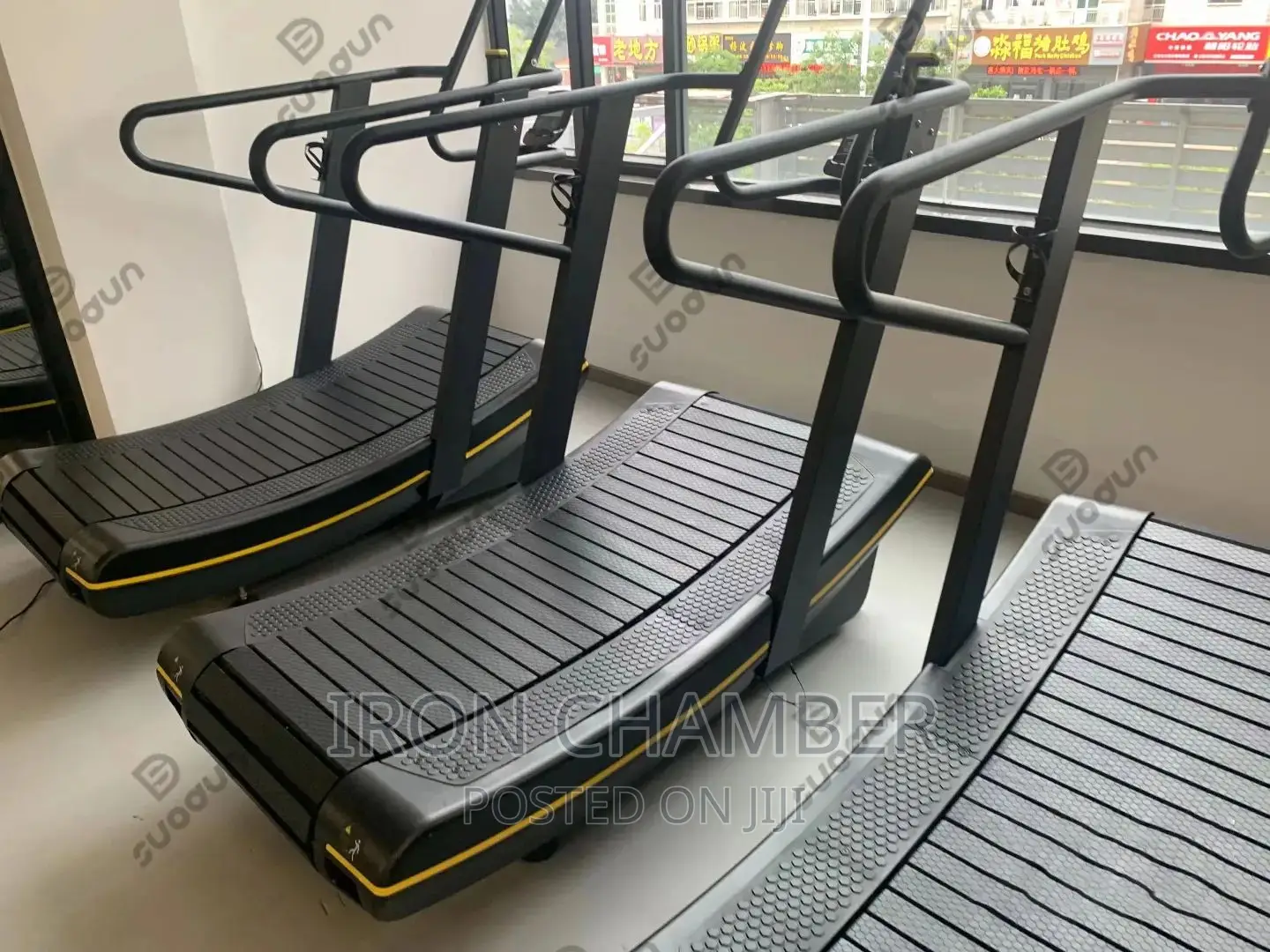 Curved Manual Treadmill.
