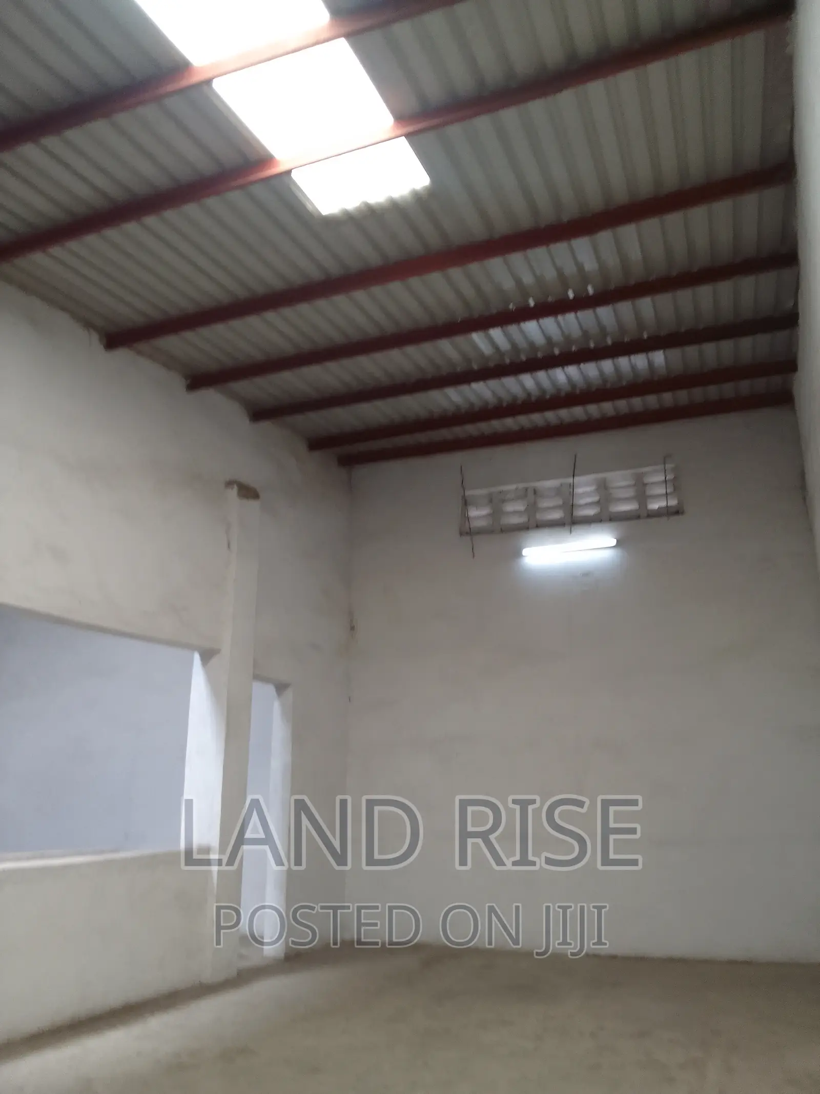 Warehouse in Tazara 300 SQM