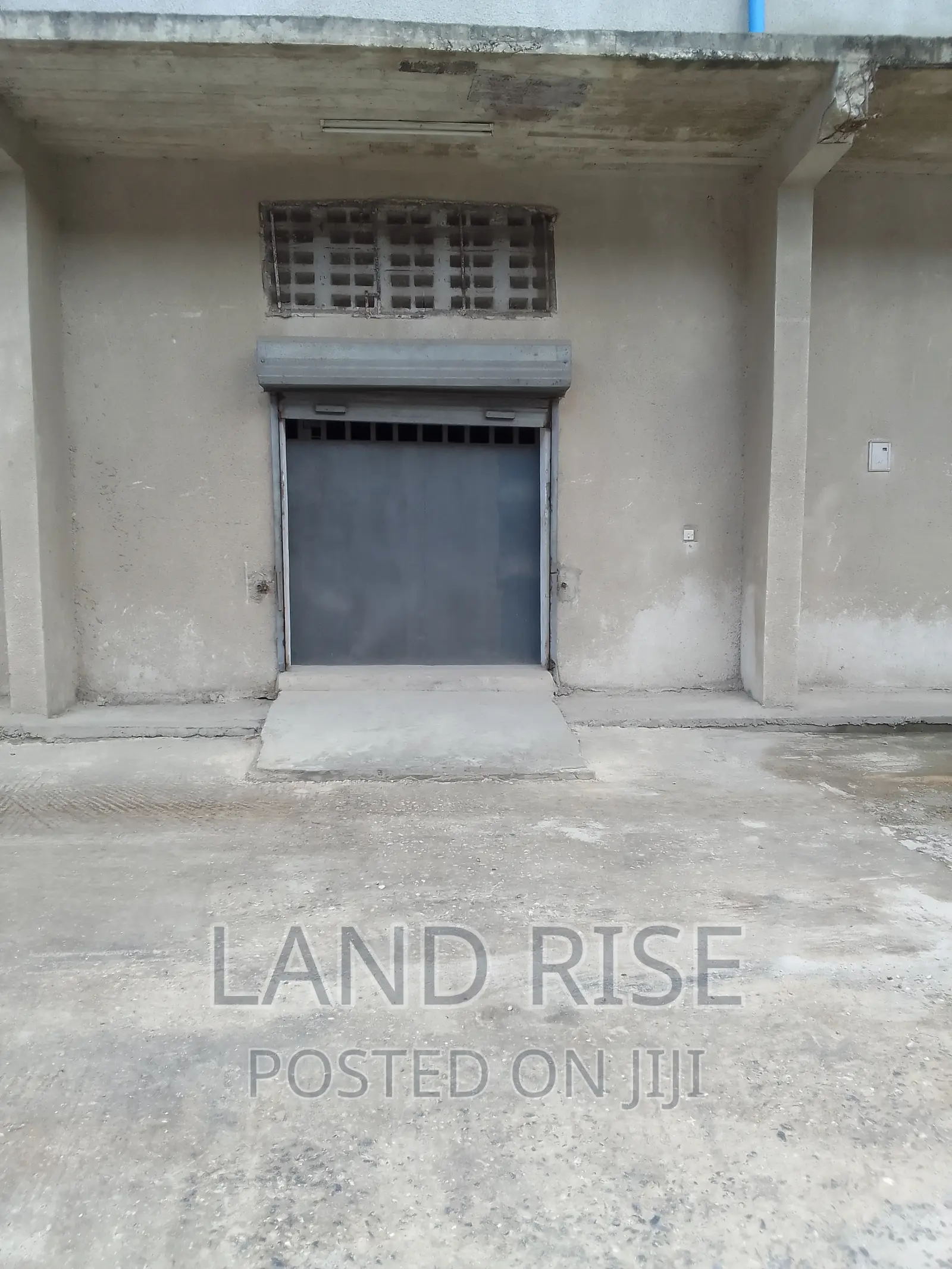 Warehouse in Tazara 300 SQM
