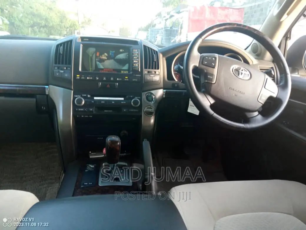 Toyota Land Cruiser 4.6 V8 AX 2009 Pearl