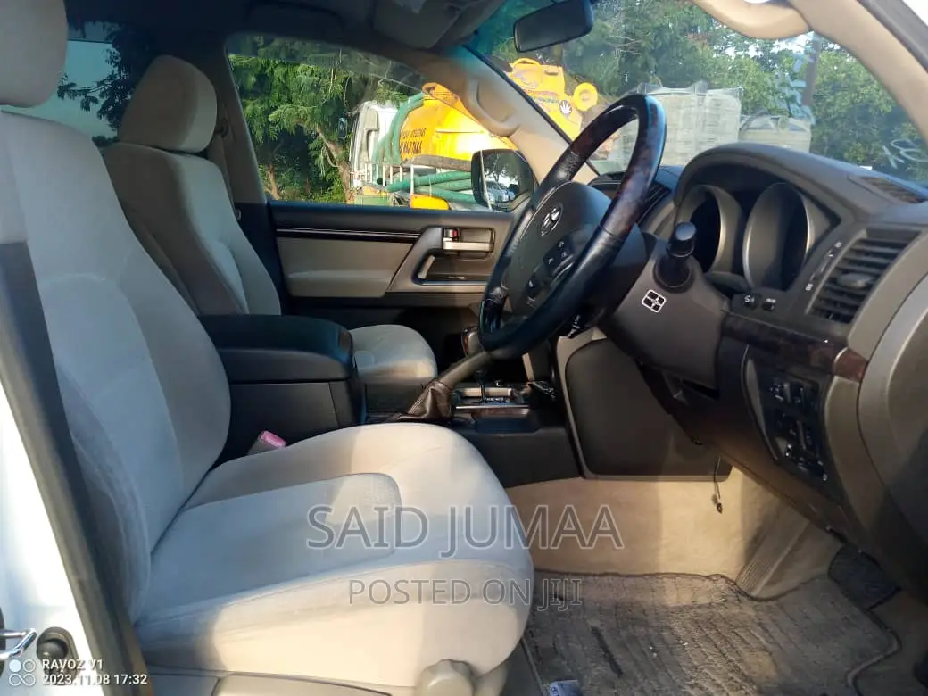 Toyota Land Cruiser 4.6 V8 AX 2009 Pearl
